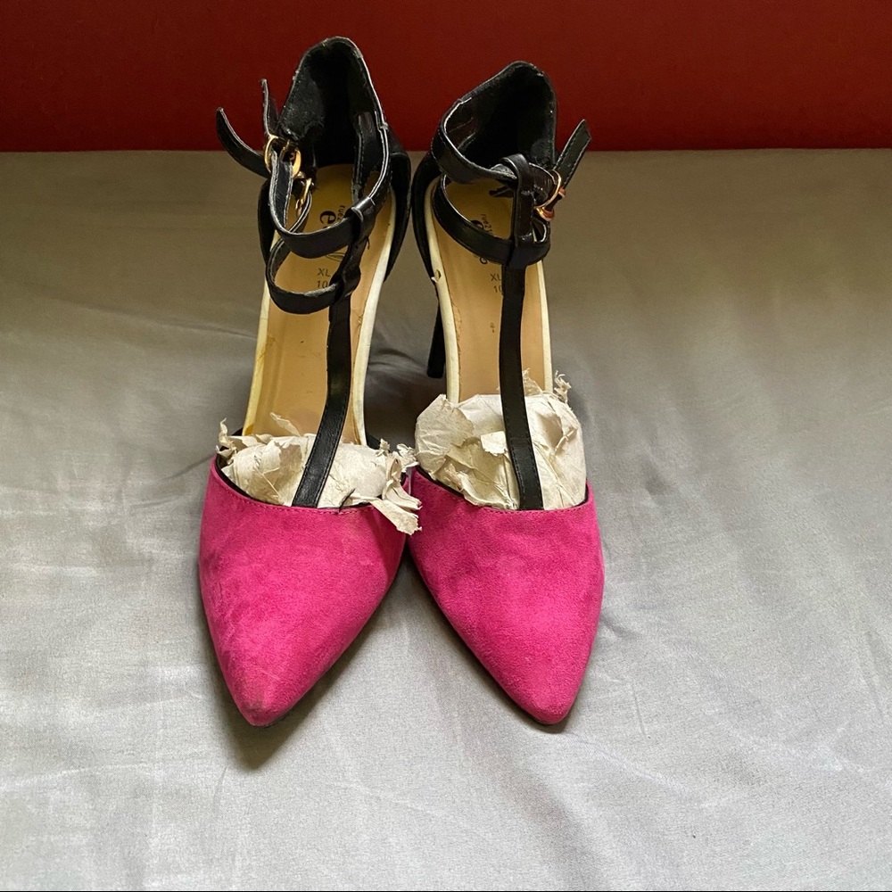 Rule21 women’s black and pink heels